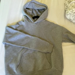 Hoodie  - Grå jätte fin hoodie från bikbok med tryck, tröjans modell är till för att kunna ha trycket både fram och bak. Sytt bort en ficka som har varit vid trycket men absolut ingenting som syns