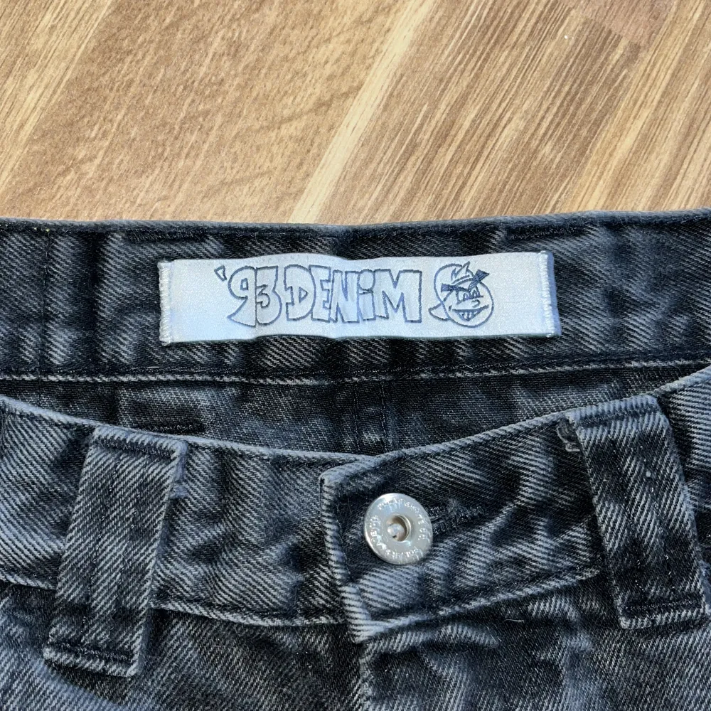 Säljer på grund av att dem aldrig används längre. Jeans & Byxor.