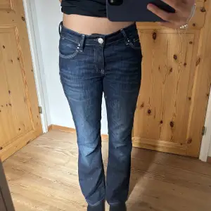 Säljer dessa snygg lågmidja jeans eftersom de är lite stora för mig! Skriv privat för exakta mått osv💞