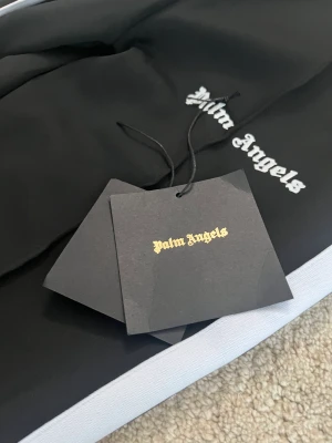 Palm Angels byxor - Säljer mina Palm Angels byxor som är i storlek M. De är nytt skick, man får med tag som syns  på bilden. Scannen funkar också.