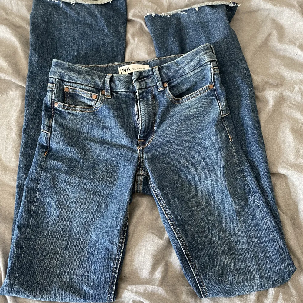 Mörkblå low waist jeans från zara storlek 34, helt oanvänd . Jeans & Byxor.