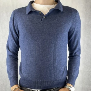 Rugby tröja - En ull tröja från john Henric som är i toppen skick. Storleken är i L men är liten i storleken. skriv gärna vid frågor eller funderingar👍