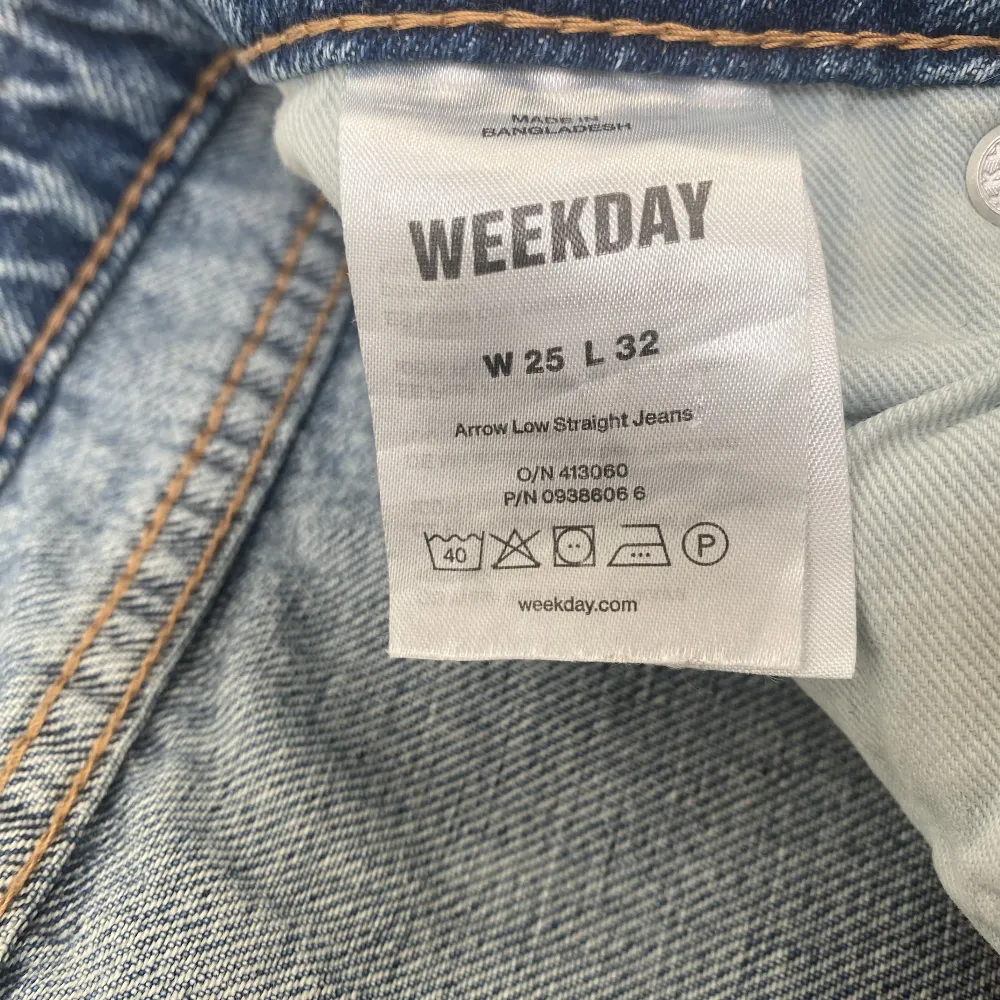 Säljer mina Weekday jeans i färgen ”seventeen blue” då dom tyvärr inte kommer till användning. Sparsamt använda och i super skick🩷 Storleken är W25 L32 Jag är 160 lång. Jeans & Byxor.