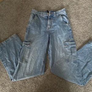 Cargo jeans - Hm cargo jeans. Snygga och sköna. Högmidjade blåa. Skriv vid intresse💕