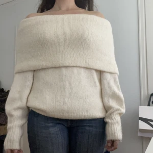Stickad offshoulder tröja - Benvit offshoulder tröja som endast är använd ett par gånger. Säljer pga att den inte kommer till användning. Skriv gärna vid funderingar💕