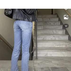 säljes dessa lågmidjade levis jeans som är köpta här på plick då dem inte passar mig! super snygga lågmidjade jeans💗