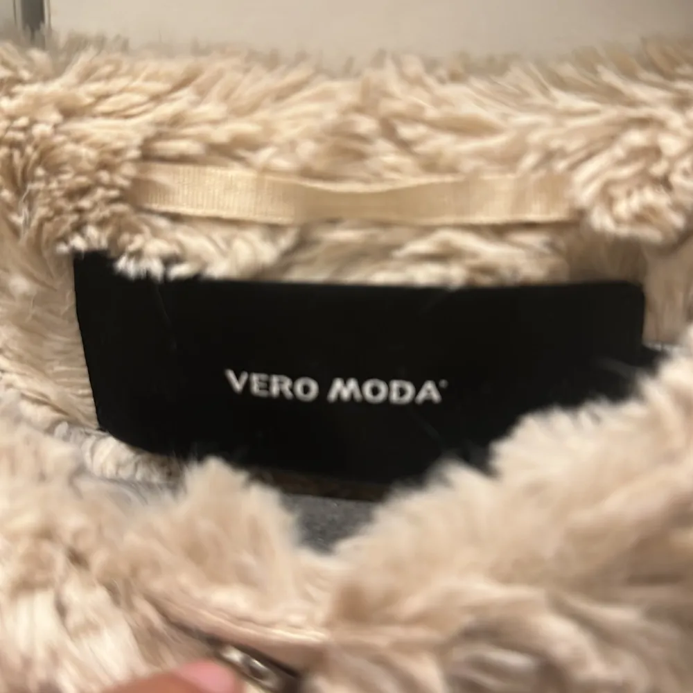 En pälsjacka från vero moda som knappt är använd så är precis som ny! . Takit.