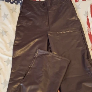 Byxor köpta på Nelly, storlek XS - Storlek  34/XS