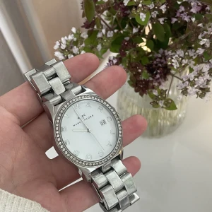 Marc Jacobs klocka  - Fin klocka som inte kommer till användning, batterier behövs bytas.