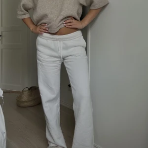 Mjukisbyxor - Säljer dessa slutsålda mjukisbyxor från gina tricot, Stl XXS men stora i storlek så skulle säga XS-S😍 Köparen står för frakten!