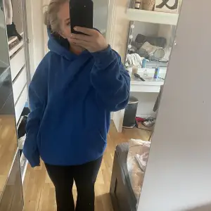 Sån fin blå färg på en oversize hoodie som ej kommer till någon användning