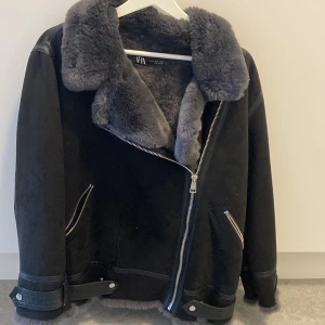 Jacka - Säljer denna super fina jacka från Zara i storlek S  Kommer inte till användning.  Aldrig använd