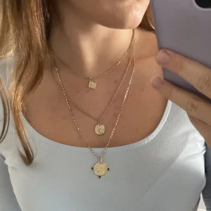 Halsband - Halsband med 3 kedjor i. Köpt på Hm men håller färg och ser fint ut.