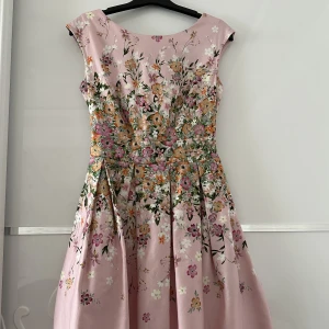 Rosa klänning - En fin klänning från Closet, storlek 4 vilket motsvarar 34/XS. Hämtas i Linköping eller skickas mot frakt.