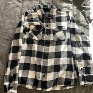 Rutig Overshirt/Skjorta Dickies - Dickies Overshirt, riktigt snygg tillsammans med exempelvis en grå hoodie under. Storlek M