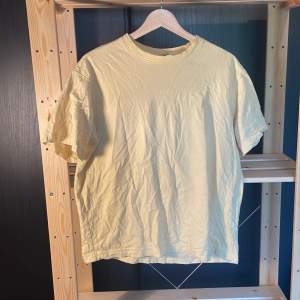 Fin ljusgul t-shirt från hm divided  Fin lite cropad passform, lite oversized