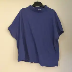 Säljer denna fina blå tröjan, säljs för inte kommer till användning och lite stor, från NA-KD❤️ priset kan diskuteras. 