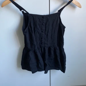 Linne med volang - Ett superbilligt linne med volang ifrån hm!💞