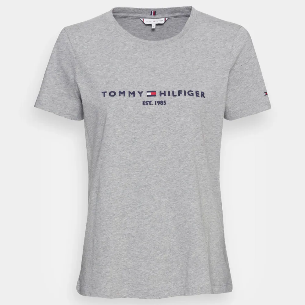 Grå T-shirt från Tommy hilfiger, som nyskick. Nypris 600! Pris går att diskutera . T-shirts.