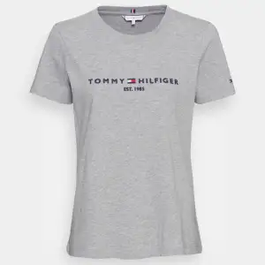 Grå T-shirt från Tommy hilfiger, som nyskick. Nypris 600! Pris går att diskutera 