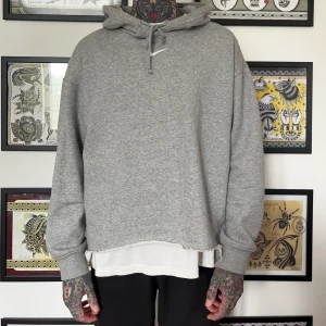 Nike ocersize crop sweatshirt - Oversize modell, croppad. NICE. Loose M. (Skippa alla 1000 frågor för att sen strunta i köpet. Köp nu eller inte alls, slösa inte min tid tack! Jag möts inte längre upp pga tidsödslande intressenter.)