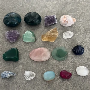 kristaller - 17 kristaller, köpta i Sverige. kommer inte ihåg vad alla heter men de jag kommer ihåg är ametist,rosenkvarts,honung agat, bergskristall,grön agat, kyanit, opalit,rosa agat,sodalit. jag säljer för jag har inget intresse med kristaller längre. värt ca 700