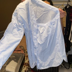 designers remix charlotte eskildsen blouse  - Märkes blouse. Dyr och aldrig andvänt.  Köpt för 1699 danska kr. Off the shoulder blouse Kan gå ner några hundra 