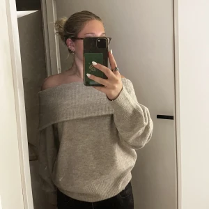 Stickad hm  - Säljer denna stickade of shoulder tröjan från hm i storlek xs men passar s säljer pga  inte kommer till användning!❤️