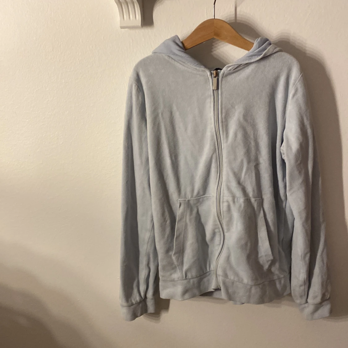 Säljer denna blåa tjocktröja med dragkedja från Cubus storlek 146/152 kommer tvätta och stryka innan jag skickar iväg den !😊