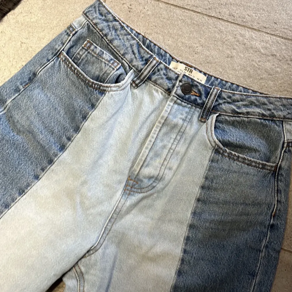 Byxorna har två olika färger på jeans. Byxorna sitter väldigt bekvämt men är bara använda fåtalet gånger.. Jeans & Byxor.
