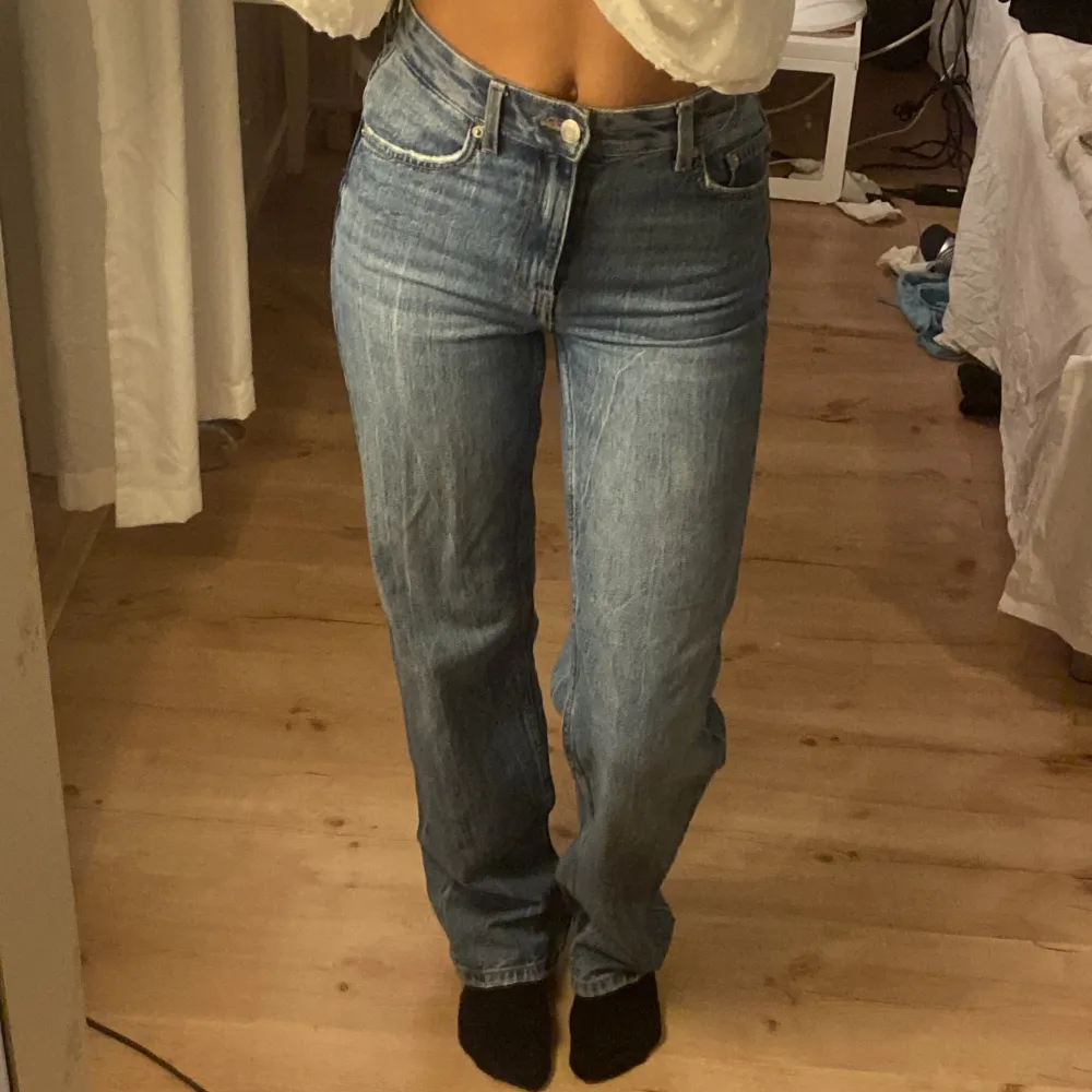 Snygga Bershka jeans som tyvärr blivit lite försmå på mig, men är i fint skick❤️. Jeans & Byxor.