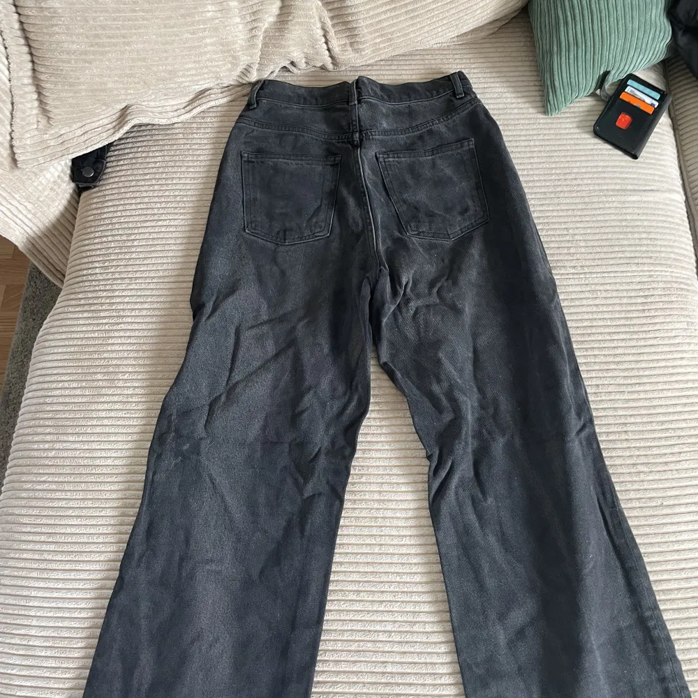 Jag säljer ett par jeans från zara i storlek 38 som är i bra skick! Använda ett fåtal gånger. Färgen är lite urtvättad men annars är dem som nya. Jeans & Byxor.