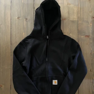 Carhartt zipup - En svart carhartt zipup i storlek medium.