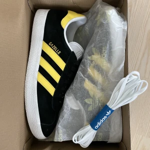 Adidas gazelle - Sälja ett par jättesnygga adidas gazelle som kom i fel storlek De är använda en gång så är i imprincip nyskick Storlek 41 skulle säga att de är lite små i storleken om jag jämför med mina andra i rätt storlek Priset är diskuterat bara att buda nypris 1100