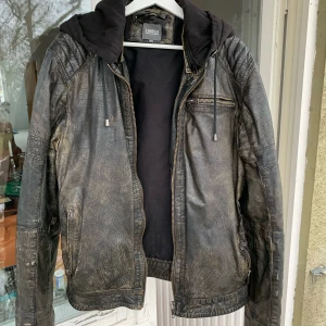 Cool skinnjacka  - Perfekt pre-loved condition😍 Luvan går att ta bort (dragkedja)