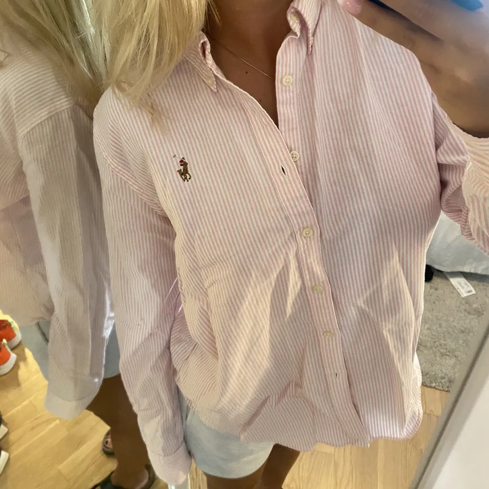 Super fin ralph Lauren skjorta i rosa. Skjortan är som ny. Storlek 14 i herr. Sitter oversized på mig.💕💕. Skjortor.