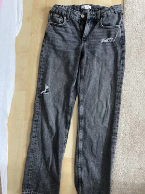 Jeans lågmidjade - Jeans med hål Köpta på Gina, använda några gånger 