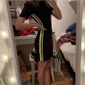 klänning - Jätte snygg klänning som bara är provad, köpte den ihopp om att jag skulle börja använda klänning men så vart det inte. Därför säljer jag den nu 🥰