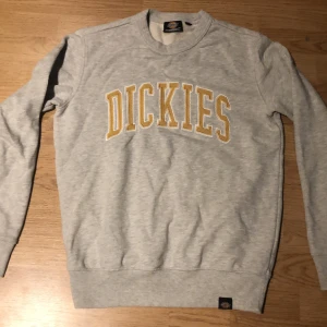  Grå dickies swetshirt - En grå dickies sweatshirt i storlek xs. Bra skick, används få gånger. Kan diskutera priset vid snabb affär