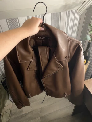 Skinnjacka  - Säljer denna otroligt snygga skinnjacka från Nelly X Bianca Ingrosso! Strl 40!  Knappt använd, i fint skick! Finns ej att köpa på hemsidan längre