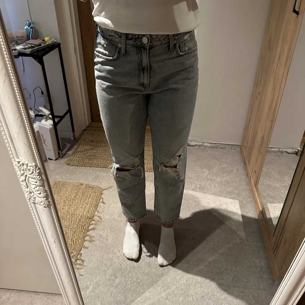 💓Ljusblåa jeans med hål/slitningar 💓Storlek 38 💓Från Zara 💓Kan skickas, köparen betalar frakt . Jeans & Byxor.