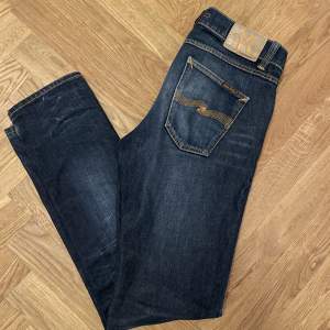 Säljer mina nudie jeans av modellen Grim trim (slim fit) i färgen ”Blue thunder”, som ej går att köpa längre. Nypris: 1600kr, mitt pris 550 SÄNKT PRIS. Skriv till mig vid frågor/mer bilder!