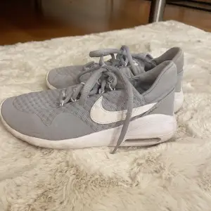 Super snygga skor från Nike! Jätte fint skick😇 storlek 36 (22.5 cm) Hör gärna av er om ni har några frågor😋 Köpare står för frakten!🩷