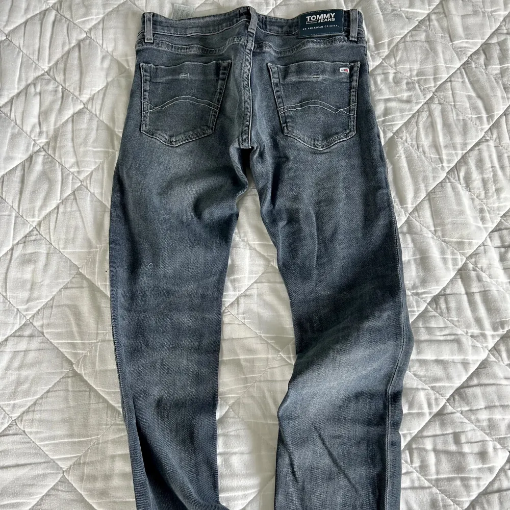 Tommy Hilfiger jeans 29/32 Slim Scanton Heritage Låg midja och slim-modell, inte skinny  Färgen är grå-blå Använda men i bra skick, snyggt slitna. Jeans & Byxor.