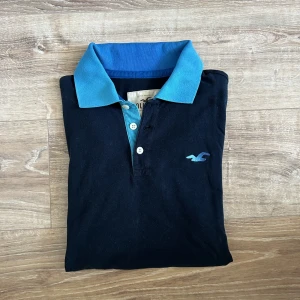 Hollister piké  - En snygg och unik piké i toppen skick, hör av er vid intresse!