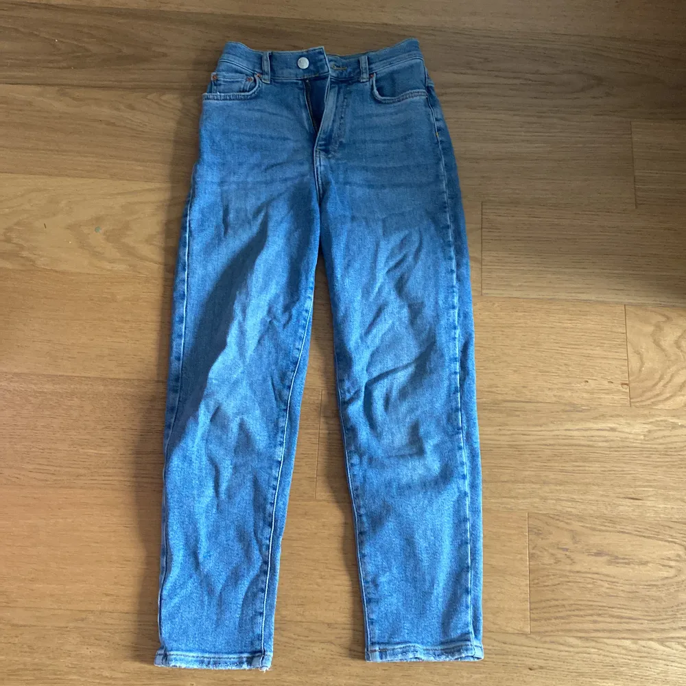 Hög midjade blåa mom jeans från Gina Tricot. Används sällan så i mycket bra skick! . Jeans & Byxor.