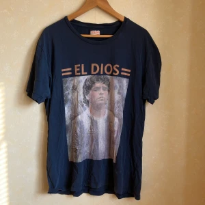T-shirt Jack&Jones Maradona XL - Ok skick,inga märken.Två små hål bak,se bild.