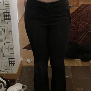 Zara kostymbyxor - Ett par skit fina utsvängda  kostymbyxor från Zara! I storlek s! 