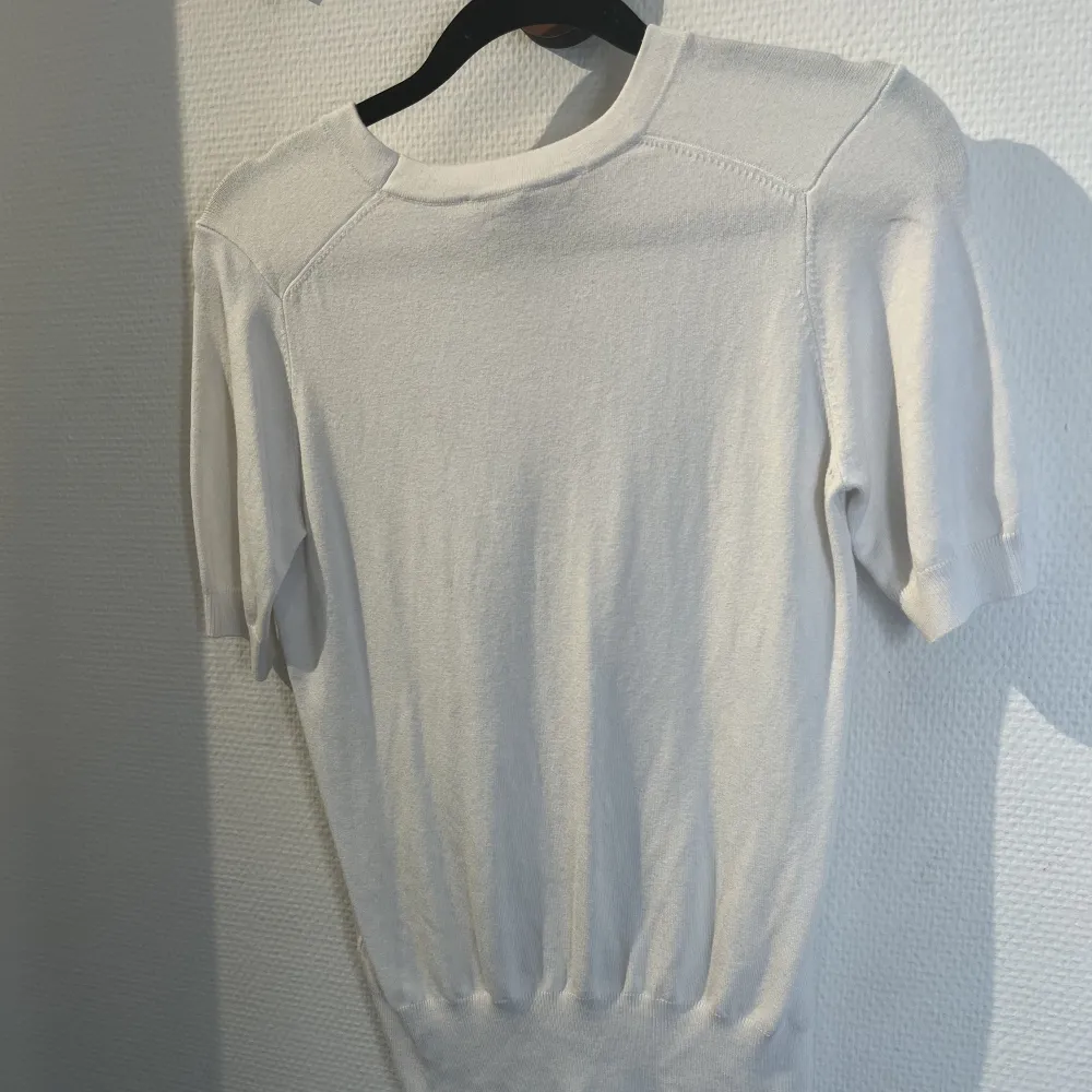 Säljer denna fina tröjan från zara, den är använd fåtal gånger och säljer nu då den inte används. . Toppar.