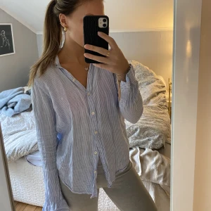 Linneskjorta  - Linneskjorta från GinaTricot i strl 34. Funkar som vanlig skjorta och även pyjamasskjorta 